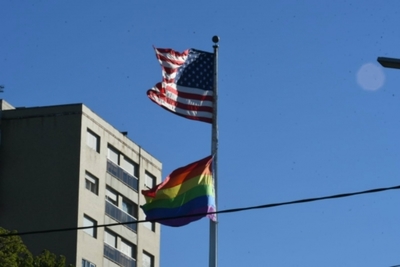 Anthony Blinken autorizó a las embajadas estadounidenses a colocar la bandera LGBTQ en el mismo asta que la de EEUU