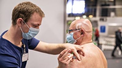 Regulador europeo mantiene que beneficios de vacuna de AstraZeneca superan riesgos en adultos de todas las edades - ADN Digital