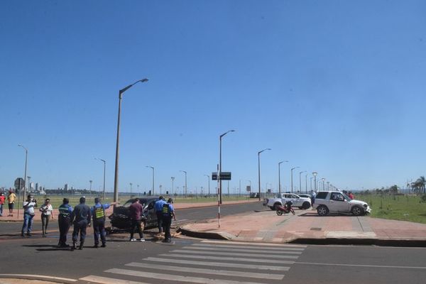 Aparatoso choque de vehículos deja dos adultos y un niño heridos en Encarnación - Nacionales - ABC Color