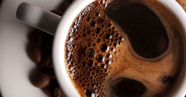 Beber más de dos tazas de café al día reduce en 44% el riesgo de morir - C9N