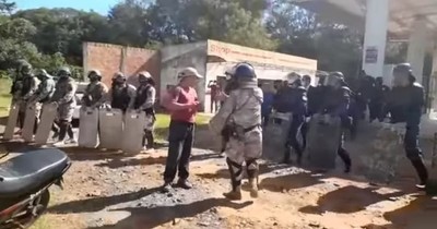 La Nación / Fuerzas públicas despejan de manifestantes zona de ejecución de duplicación de la Ruta PY-02