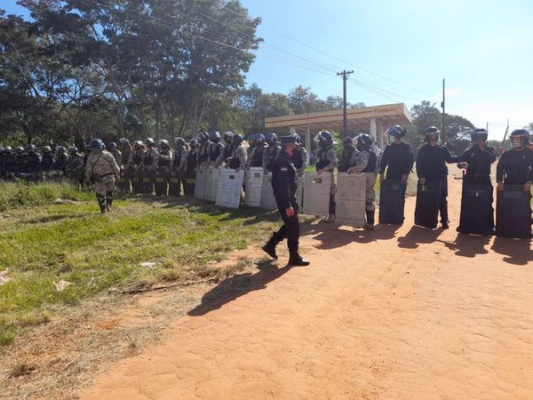 Fuerte presencia policial para despejar franja de dominio de Ruta PY02 - Nacionales - ABC Color