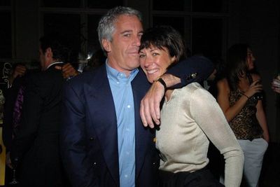 Maxwell, la socia de Epstein, se declara inocente de cargos de tráfico sexual