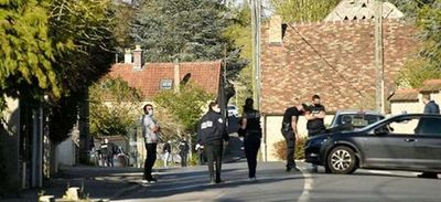 Mujer policía muere tras ser acuchillada por un hombre frente a comisaría en Francia