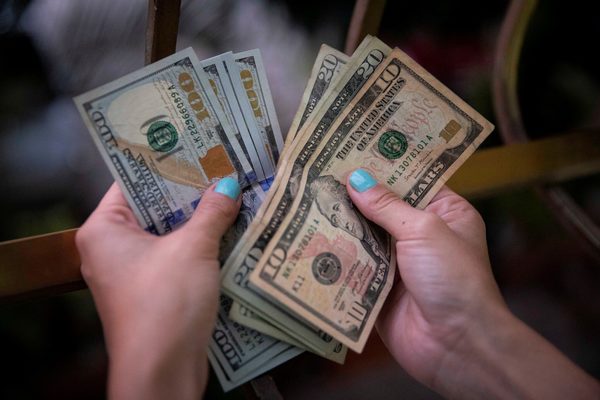 El dólar bate nuevo récord en Perú tras alcanzar los 3,79 soles - MarketData