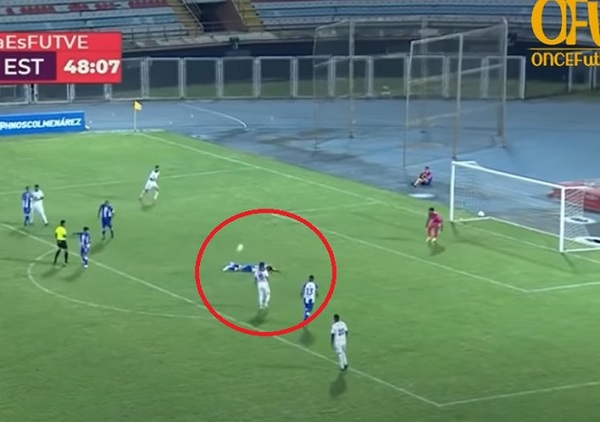 Increíble: Noqueado por pelotazo terminó facilitando un gol contra su equipo