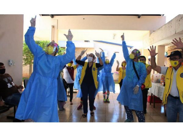Para llevar alegría a los albergues, estudiantes preparan show artístico