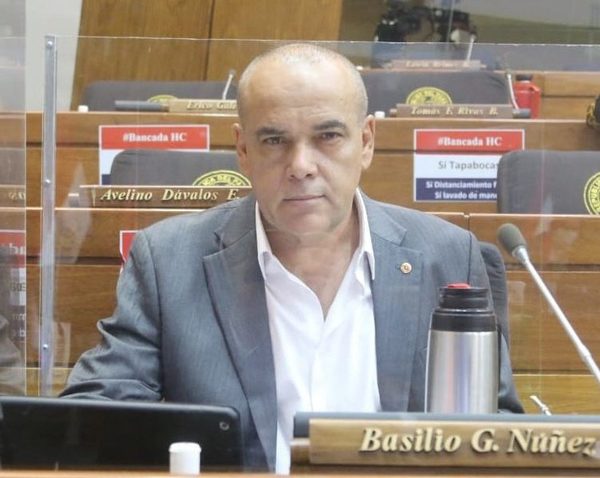 «Ahora tenemos menos un afiliado en la ANR», dice con sarcasmo Bachi Núñez