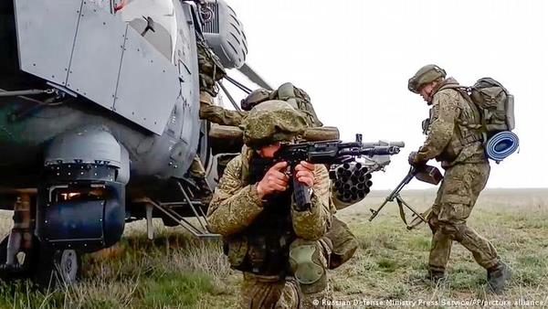 Rusia comienza a retirar sus tropas de la frontera con Ucrania