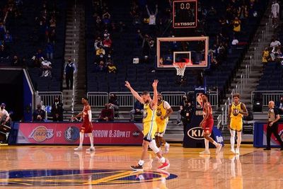 Curry retoma su fabulosa racha en triunfo de Warriors - Básquetbol - ABC Color