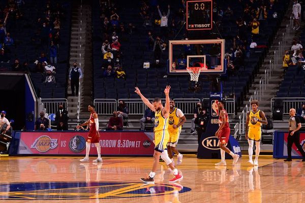 Curry retoma su fabulosa racha en triunfo de Warriors - Básquetbol - ABC Color