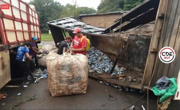 Carreta de camión vuelca tras impactar contra un furgón