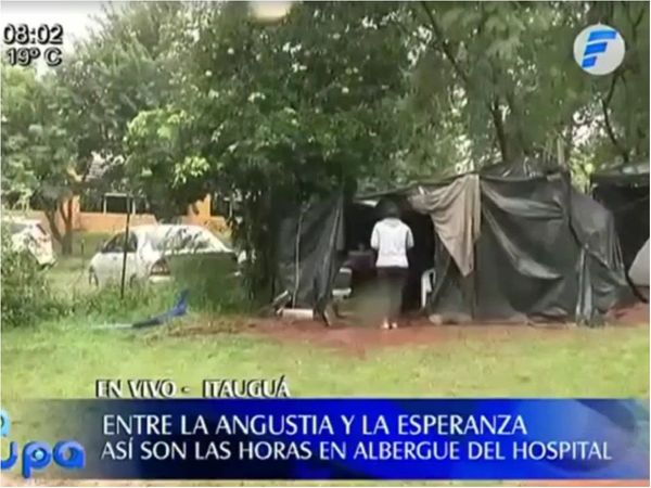 Las lluvias se suman al desafío de los familiares de pacientes con Covid-19