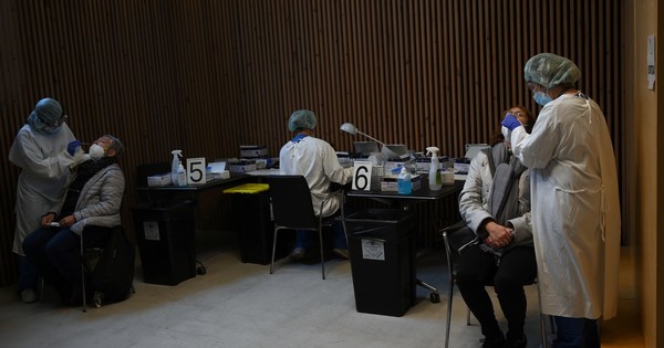 La Nación / Detienen a un hombre en España por infectar a 22 personas con COVID-19
