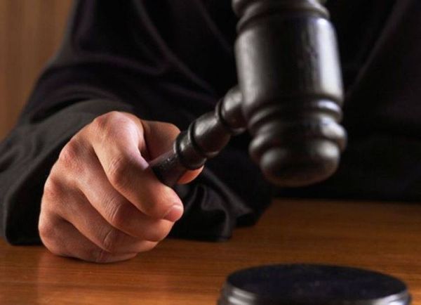 Absuelven a una mujer que fue acusada de matar a su hijo