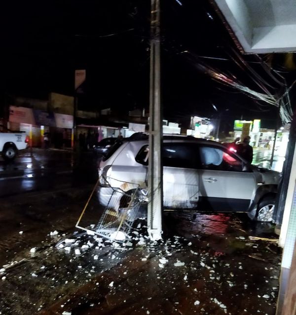 Conductor internado en terapia intensiva tras chocar contra una columna - Nacionales - ABC Color