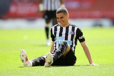 Almirón se retiró lesionado y Newcastle empató sobre la hora en Anfield Road