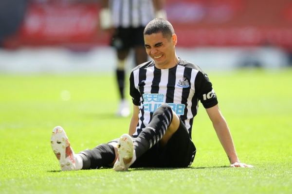 Almirón se retiró lesionado y Newcastle empató sobre la hora en Anfield Road