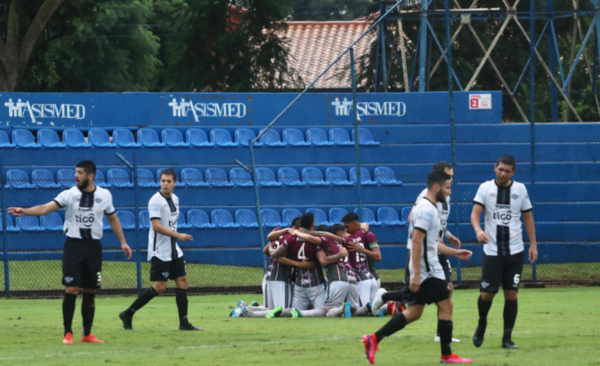 Diario HOY | Hay dos líderes en la Primera B, que posterga juegos por las lluvias