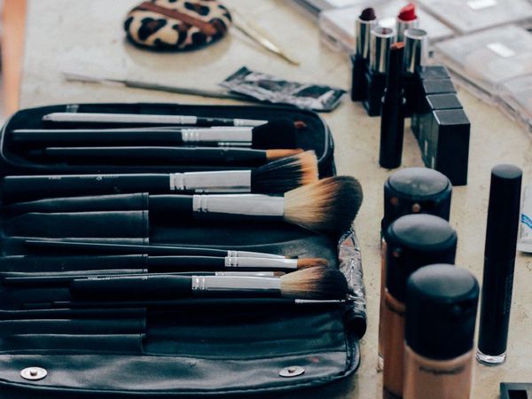 Cuidan el medioambiente haciendo arte con maquillaje vencido