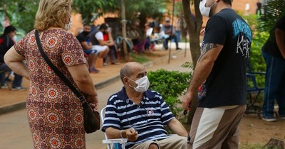 La Nación / Familiares de pacientes padecen fuertes lluvias en Hospital de Calle’i