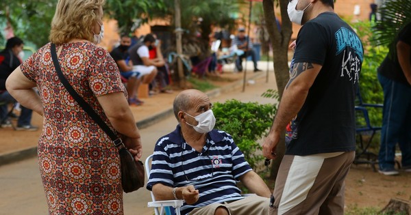 La Nación / Familiares de pacientes padecen fuertes lluvias en Hospital de Calle’i