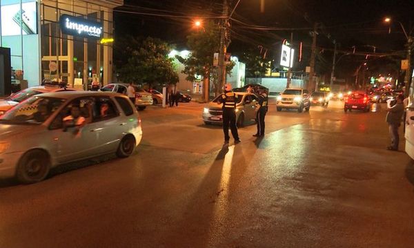 Ejecutivo decreta que restricciones de circulación vuelven de 20:00 a 05:00 en “zonas rojas” - Nacionales - ABC Color