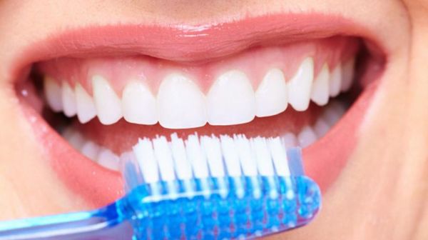 ¿Qué le pasa a tu boca cuando no renuevas el cepillo de dientes?