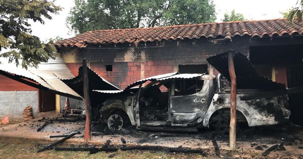 La Nación / Desconocidos queman camioneta y motocicleta en subcomisaría de Loreto