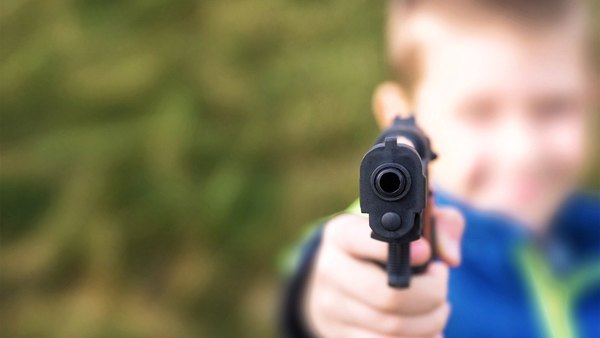 Crónica / Menor de 5 años, disparó a su hermanita en estacionamiento del super