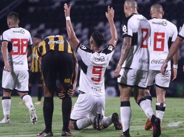 Olimpia se quedó con el clásico más añejo y conquista la punta | .::Agencia IP::.