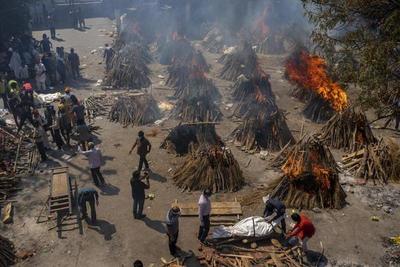 El avance del virus abruma a los crematorios en India
