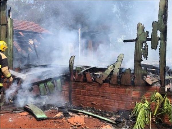 Hombre habría quemado la casa de su madre en Tomás Romero Pereira