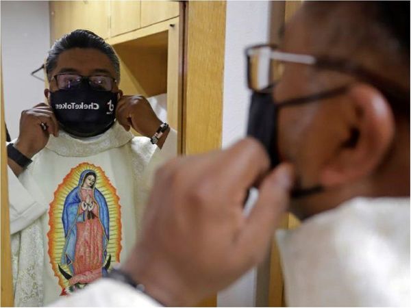 Padre Cheke, el cura que arrasa en TikTok hablando de Dios