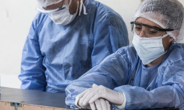 Mucho sacrificio y riesgos pero poca paga, la razón por la que renuncian médicos