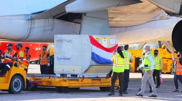 Diario HOY | Vacunas de AstraZeneca y Covaxin llegarán en un mismo vuelo esta noche