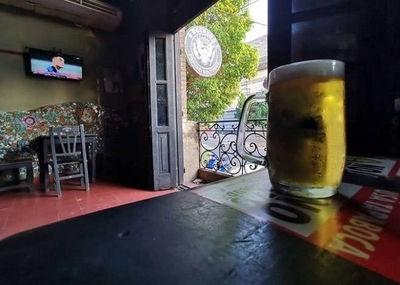 Diario HOY | Para el Gobierno, COVID-19 "solo circula de noche": Bares cierran sus puertas ante nuevas restricciones