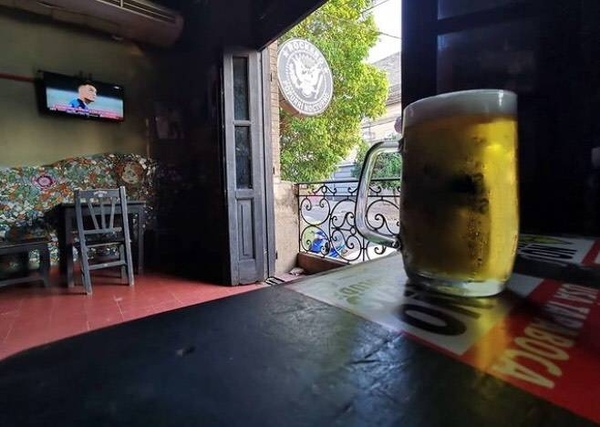 Diario HOY | Para el Gobierno, COVID-19 "solo circula de noche": Bares cierran sus puertas ante nuevas restricciones
