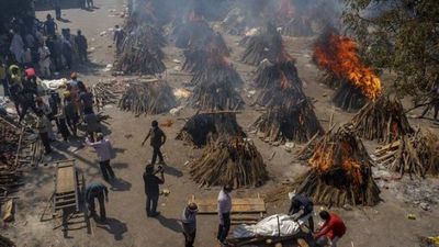 India: El avance del virus abruma a los crematorios
