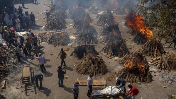 India: El avance del virus abruma a los crematorios