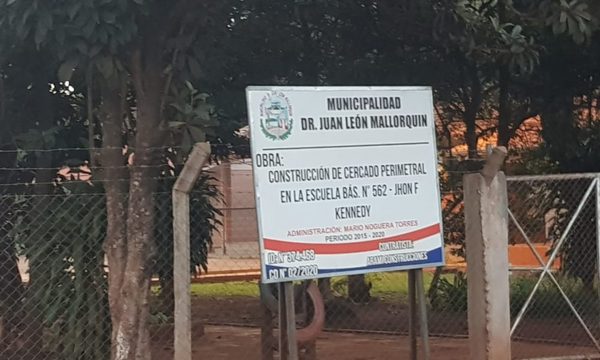 Roban computadoras, bebederos y otros objetos de escuela