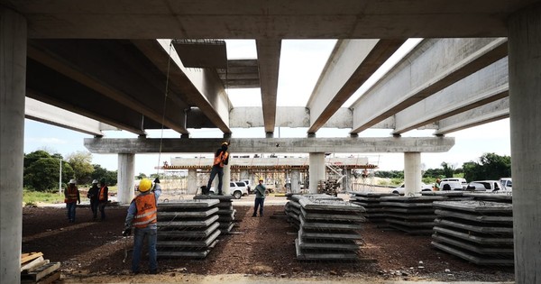 La Nación / Iniciaron montaje de prelosas en viaducto de acceso al puente Héroes del Chaco