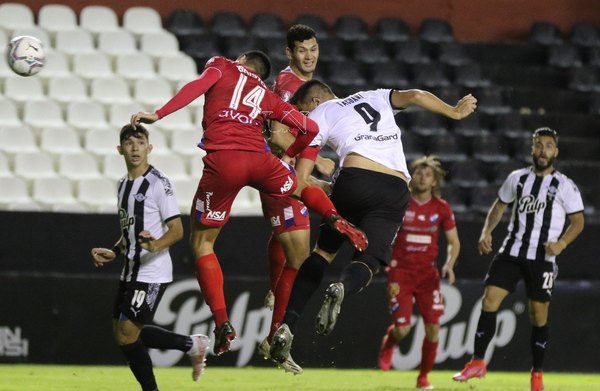 Versus / Libertad y Nacional igualan en un partidazo y se comprime todo arriba