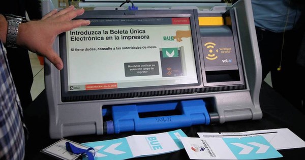 La Nación / Nativos son capacitados para utilizar máquinas de votación