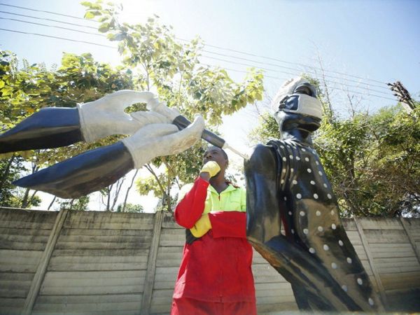 Escultor motiva a vacunación anti-Covid