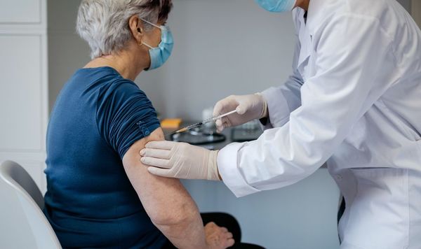 Anuncian inicio de vacunación a mayores de 80 años y llegada de 400.000 dosis de Covaxin en mayo - MarketData