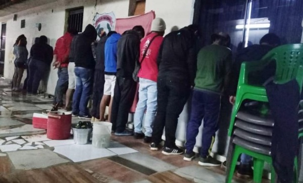 Alcohol, aglomeración y baile en plena pandemia deja 12 detenidos - Noticiero Paraguay
