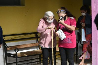 Prevén definir hoy desde qué edad llamarán a las personas a vacunarse contra el COVID - Nacionales - ABC Color