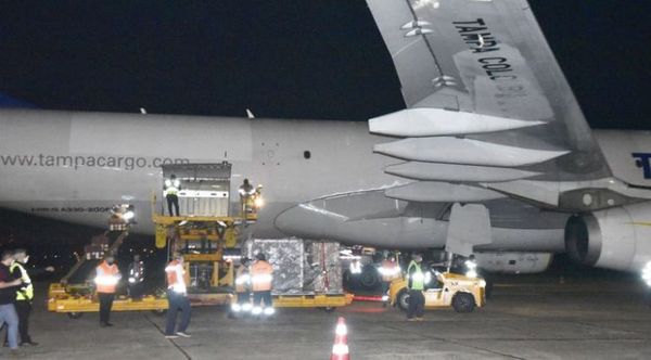 Llegaron anoche 234.400 vacunas anticovid-19 donadas y vía Covax
