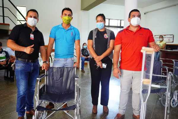 Entregan sillas de ruedas y muletas a discapacitados - La Clave